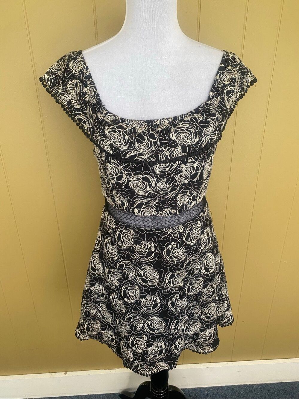 JOA Just one Answer women M fully lined floral textured scoopneck dress
